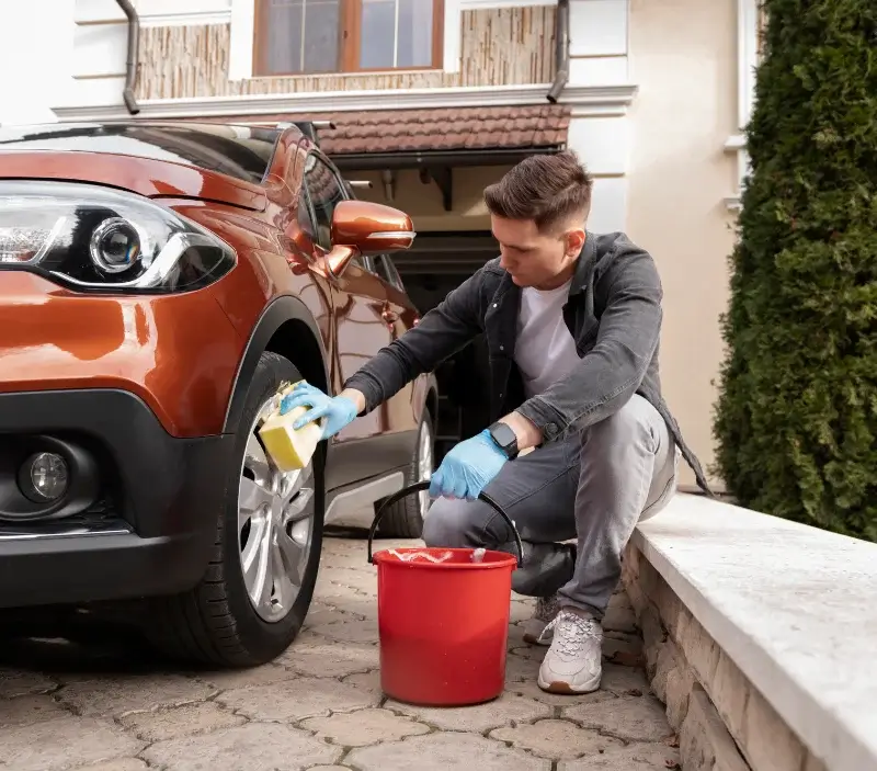 Lavage auto à domicile Châtel-de-Neuvre : professionnel intervenant sur un véhicule
